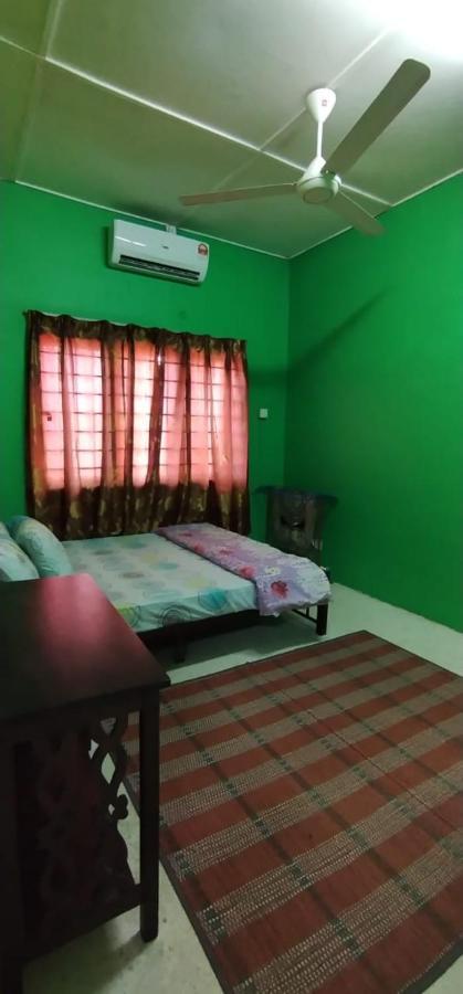 Baiti Homestay Gambang Exterior foto